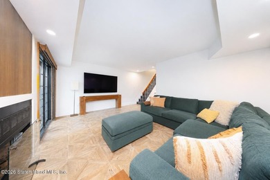 This beautifully renovated 3- level townhouse in New Springville - photo 26