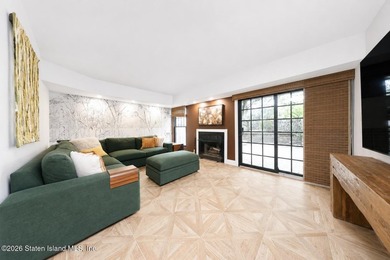 This beautifully renovated 3- level townhouse in New Springville - photo 27