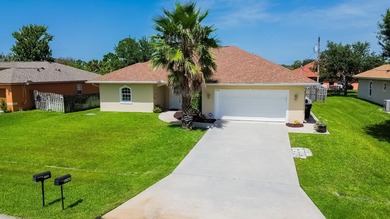 Move-in ready 2023 roof, 4/2/2 home, great location! Designed - photo 28