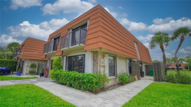 Lake Townhome/Townhouse For Sale in Davie, Florida