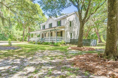 This fully licensed Johns Island Bed and Breakfast complex is