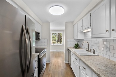 Light, bright & spacious 2BR/1.5BA condo in desirable Woodridge - photo 8