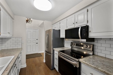 Light, bright & spacious 2BR/1.5BA condo in desirable Woodridge - photo 9
