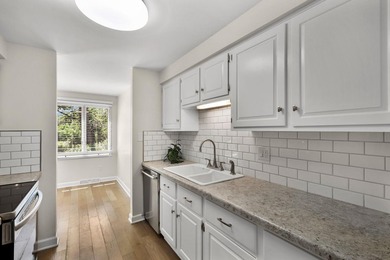 Light, bright & spacious 2BR/1.5BA condo in desirable Woodridge - photo 10