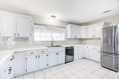 Prime lakefront retreat on Sam Rayburn offering over 2 acres and - photo 12