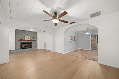 Discover this absolutely charming three-bedroom, two-bathroom - photo 4