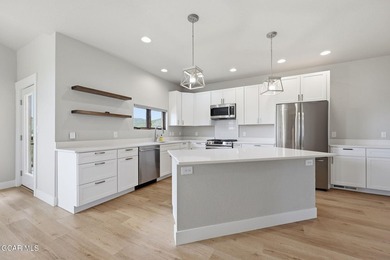 Set on a quiet cul-de-sac in Coyote Creek, Tabernash, this - photo 6