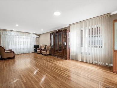 Beautifully maintained 1950 solid-brick single-family home - photo 10