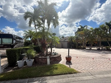 Luxury Motorcoach Lot with Dual Tikis - Move-In Ready! Located - photo 13