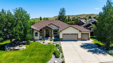 Enjoy easy one-level living in this beautifully crafted home - photo 2