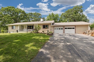 Welcome to your ideal lake getaway or permanent retreat! This - photo 1