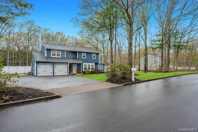Magnificent updated and expanded Colonial offering 5 bedrooms, 3 - photo 1