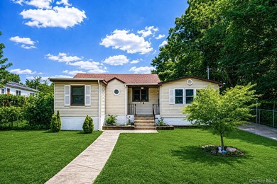 Welcome to this well-maintained three-bedroom, one-bathroom - photo 1