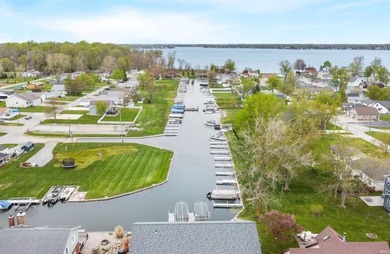 Lake Wawasee living at its best! Built in 2019, this - photo 32