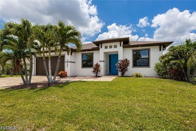 Welcome to this beautifully maintained 3-bedroom plus den heated - photo 2