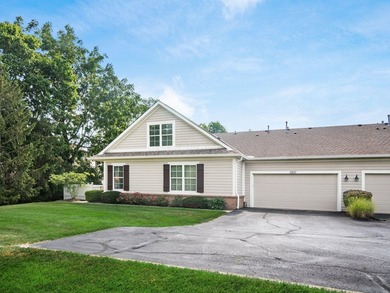 You'll love coming home to this immaculate, move-in ready 3 - photo 3