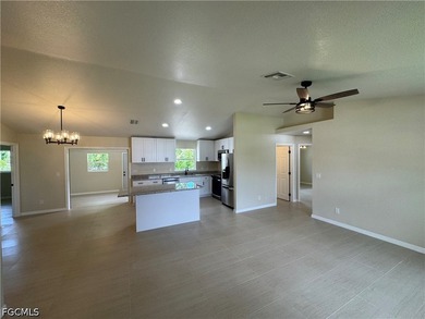 Wow! Southwest Cape Coral 3/2/2 home with all utility - photo 8