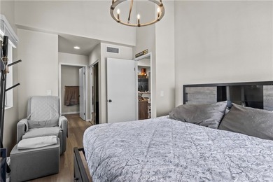 REMODELED TOP-LEVEL CORNER END UNIT WITH MOUNTAIN VIEWS FROM THE - photo 12