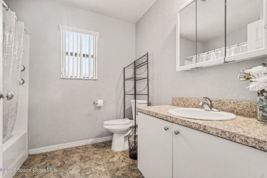 Concrete block 3-bedroom, 2-bathroom home with a split-bedroom - photo 16