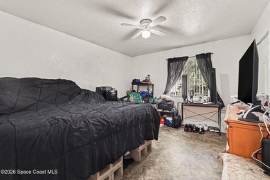 Concrete block 3-bedroom, 2-bathroom home with a split-bedroom - photo 17