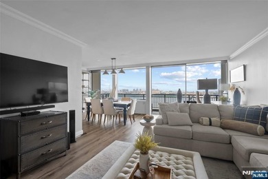 ? SPECTACULAR NYC & RIVER VIEWS! ? Welcome to luxury high-rise - photo 4