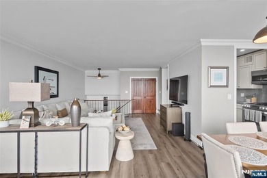 ? SPECTACULAR NYC & RIVER VIEWS! ? Welcome to luxury high-rise - photo 8