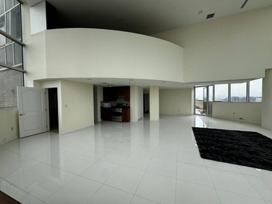 Luxury 3 bedroom and 3.5 bathroom condo penthouse apartment in - photo 1