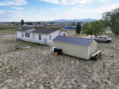 This well maintained manufactured home is quite nice. 3 bedrooms