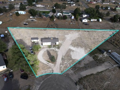 This well maintained manufactured home is quite nice. 3 bedrooms