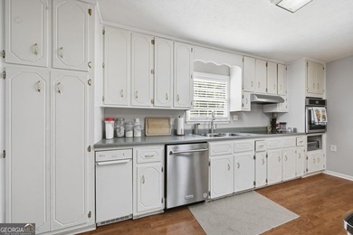 Just Minutes from Lake Sinclair - Space, Comfort & Updates - photo 18