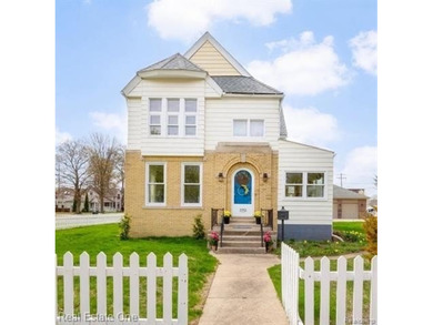 A timeless home in a beloved neighborhood, thoughtfully - photo 1