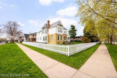 A timeless home in a beloved neighborhood, thoughtfully - photo 2