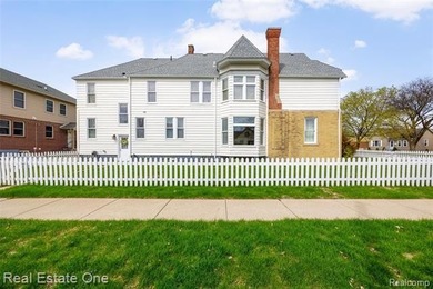 A timeless home in a beloved neighborhood, thoughtfully - photo 3