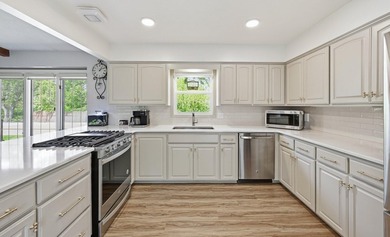 Welcome to the perfect blend of comfort and recreation in this - photo 9