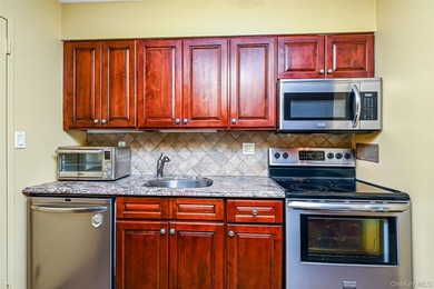 Magnificent Large Corner Apartment in Luxury Building along Long - photo 4