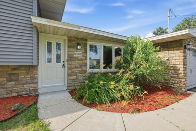 Experience Lake Wisconsin living in this beautifully remodeled 3 - photo 3