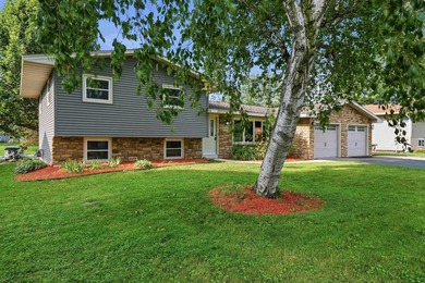 Experience Lake Wisconsin living in this beautifully remodeled 3 - photo 4