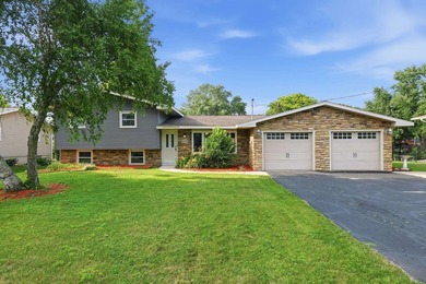 Experience Lake Wisconsin living in this beautifully remodeled 3 - photo 5