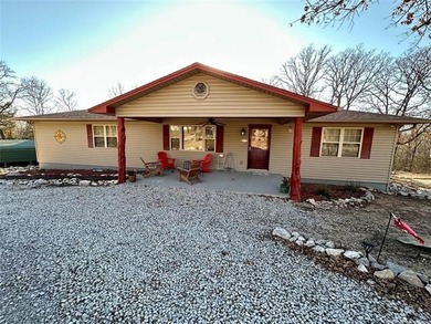 Beautiful 3 bedroom, 2 bathroom home situated on a spacious - photo 1