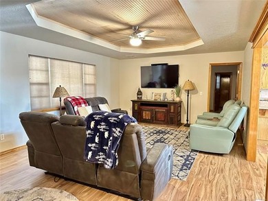 Beautiful 3 bedroom, 2 bathroom home situated on a spacious - photo 3
