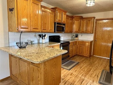 Beautiful 3 bedroom, 2 bathroom home situated on a spacious - photo 9