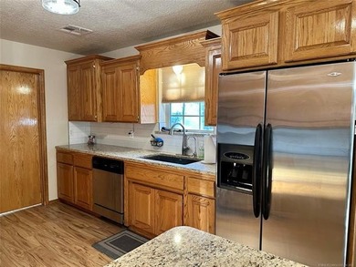 Beautiful 3 bedroom, 2 bathroom home situated on a spacious - photo 10