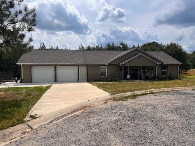 Like New 3BR 2Bath open for plan large closets and spacious - photo 1