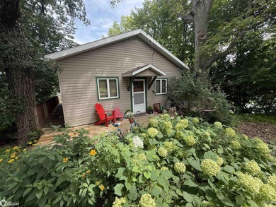 Cozy 2-bedroom lakefront cabin with 50 feet of frontage. This is - photo 16