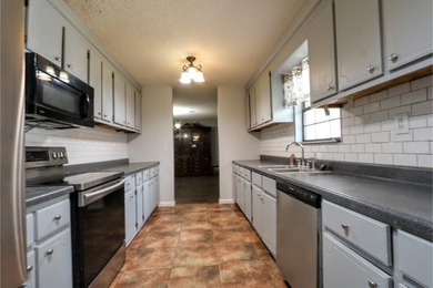 Don't miss out on this fabulous opportunity! Estate-style - photo 7