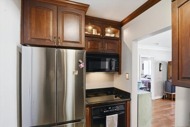 Charming 1 bed 1 1/2 bath 55+ co-op in Georgian Court Apts North - photo 2