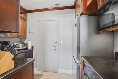 Charming 1 bed 1 1/2 bath 55+ co-op in Georgian Court Apts North - photo 4