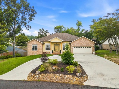 Located on highly coveted Peninsula Drive, this well-kept - photo 1