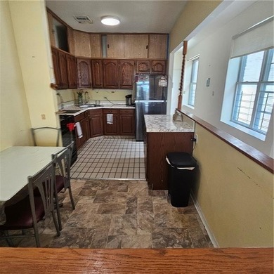 Welcome to the lowest-priced 3-bedroom co-op in the heart of - photo 11