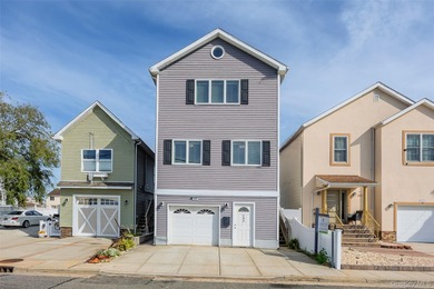 (private lake, pond, coastal) Home For Sale in Freeport New York